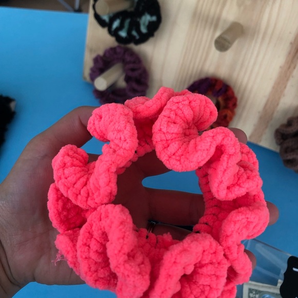 (Bundle of 4) Random crochet scrunchies - Picture 7 of 7
